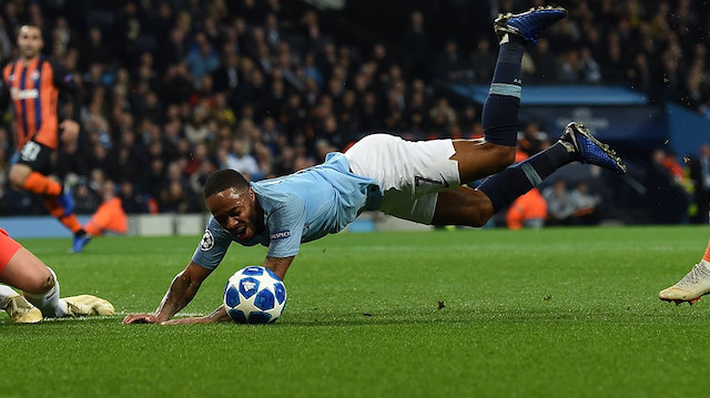 Manchester City-Shakhtar maçında Sterling, ayağını yere vurup düştü, hakem Kassai penaltı noktasını gösterdi. 