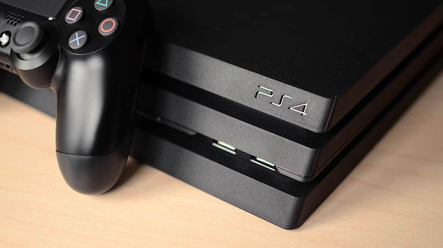 Yeni PlayStation 4 Pro eski jenerasyonuna kıyasla çok büyük değişiklikler sunmuyor.