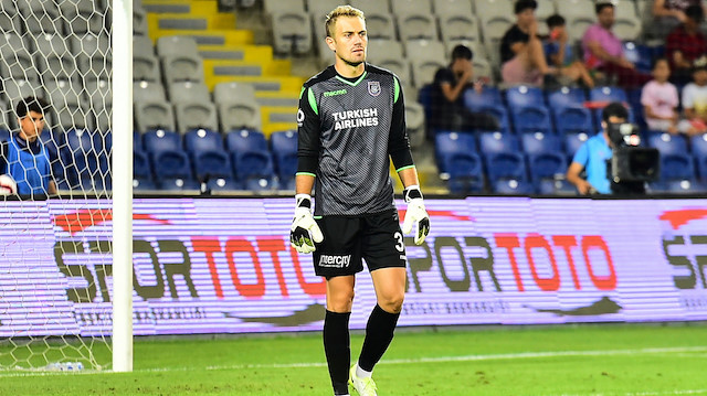Mert Günok, ligde çıktığı 11 maçta kalesinde 4 gol gördü.
