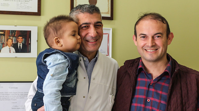 ​17 aylıkken kanser olan minik Emir, babasından nakledilen karaciğer dokusu ile sağlığına kavuştu.