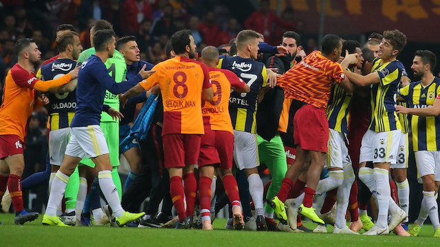 Galatasaray-Fenerbahçe derbisi sonrası çıkan olaylar nedeniyle iki takım da PFDK'lık olmuştu.