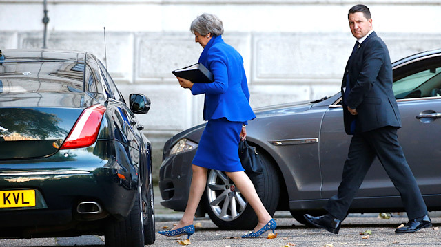 İngiltere Başbakanı Theresa May, arabasına doğru giderken. 