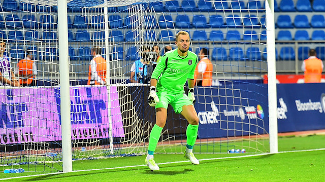 Mert Günok, ligde çıktığı 11 maçta kalesinde sadece 4 gol gördü.