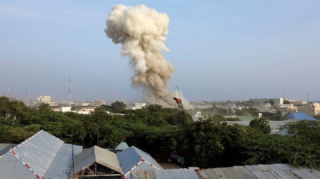 Mogadişu'da meydana gelen patlamanın ardından gökyüzünde yoğun bir beyaz dumanın yükseldiği görülüyor.