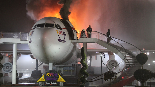 Konya'da korkutan yangın: Uçak alevlere teslim oldu