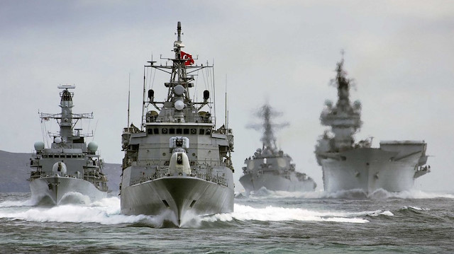 Türk savaş gemileri, Ege Denizi'nde tatbikatlarını gerçekleştirirken