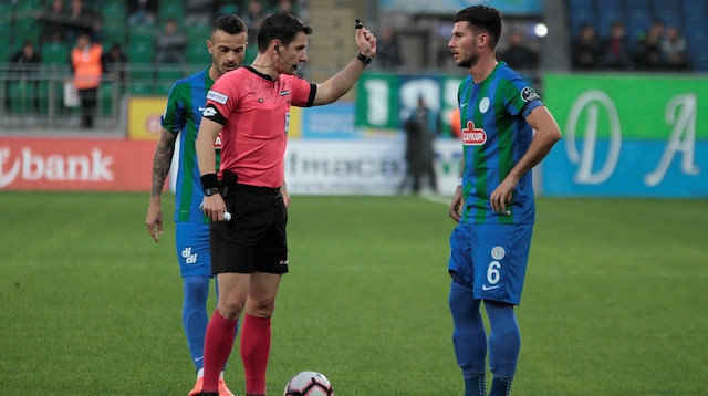 Halil Umut Meler, Çaykur Rizespor-Başakşehir maçında ev sahibi ekibin oyuncularının tepkisini çekti.