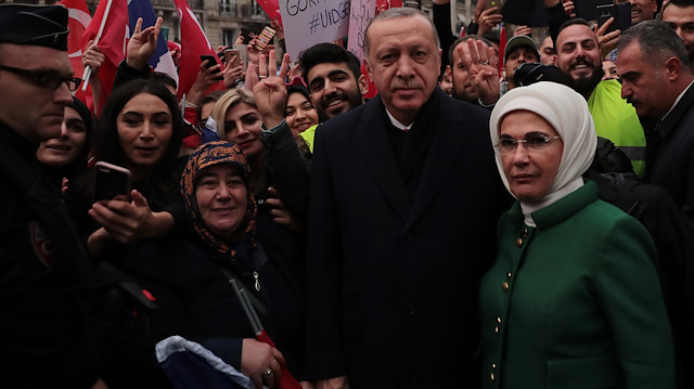 Cumhurbaşkanı Erdoğan ile eşi Emine Erdoğan, kendisini karşılayan binlerce vatandaşı selamladıktan sonra, fotoğraf çektirdi.