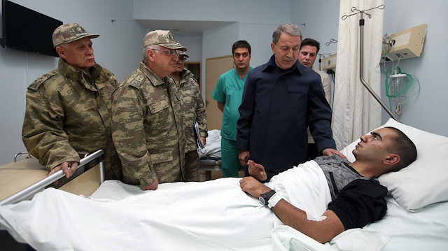 Hulusi Akar, patlamanın ardından yaralanan askerleri hastanede ziyaret etti.
