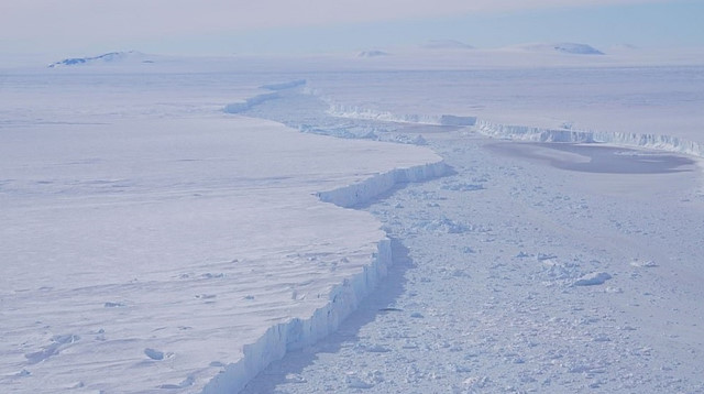 Pine Island Buzulunda oluşan kopmanın görüntüsü.