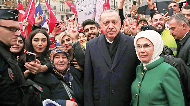 Cumhurbaşkanı Erdoğan’ı başkent Paris’te kalacağı otelin önünde gurbetçiler karşılayıp sevgi gösterisinde bulundu