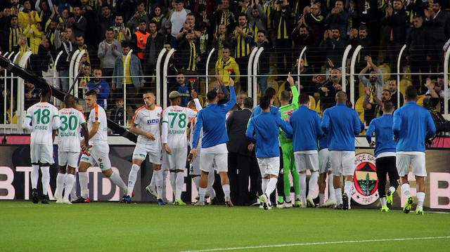Alanyasporlu futbolcular, Fenerbahçe maçı başlamadan önce vefat eden taraftar Koray Şener'in koltuğunun bulunduğu tribüne giderek gül bıraktı. 