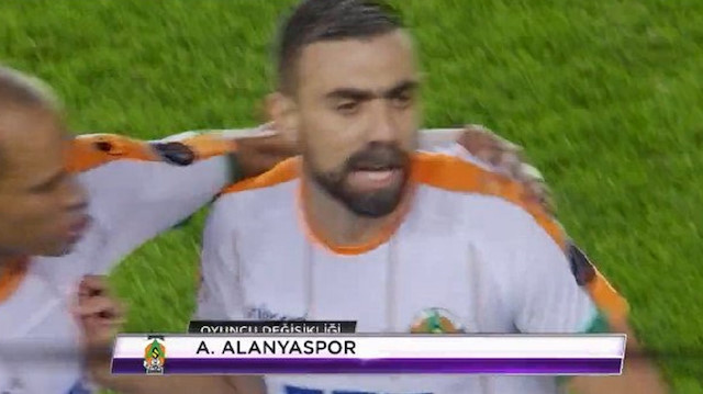 Alanyaspor'da 34. dakikada oyundan alınan Maniatis tepki gösterdi.