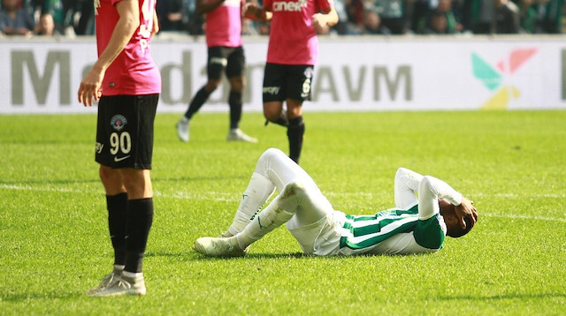 Bursasporlu Sakho, Kasımpaşa maçında sakatlık yaşamış ve oyuna devam edememişti.