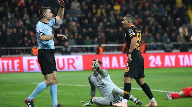Kayserispor-Galatasaray maçını hakem Ümit Öztürk yönetti.