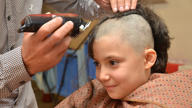 9 yaşındaki Hira, bir yıldır uzattığı saçlarını lösemili çocuklara bağışladı.