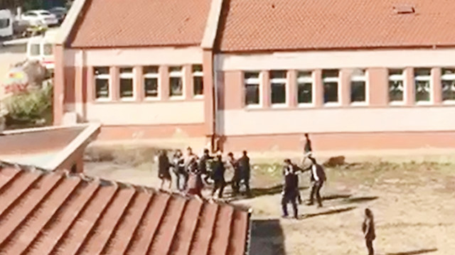 Öğrenci yakınları Müdür Vekili Yavuz Acar’a saldırdı. 