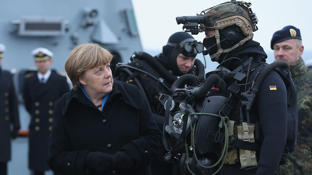 Almanya Başbakanı Merkel ve Alman ordusu askerleri