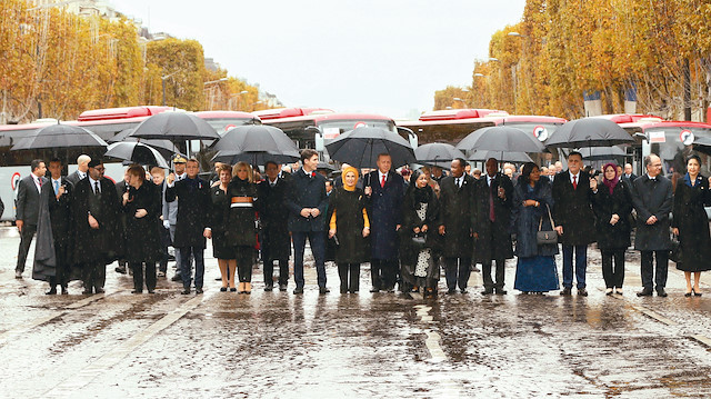 47 devlet başkanı, 23 hükümet başkanı, 15 uluslararası kuruluşun başkanı ve beraberindeki eşleri, kendileri için hazırlanan otobüslerle Şanzelize Caddesi’ne giderek Zafer Takı ile Meçhul Asker Anıtı’na yürüdü.