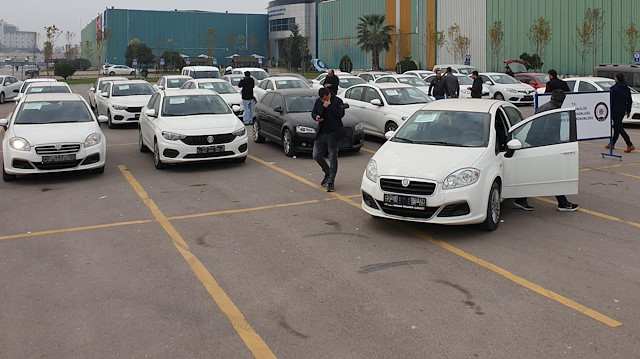 Çetenin çaldığı 100 araç, İzmit Uluslararası Fuar Merkezi'nin otoparkına çekildi.