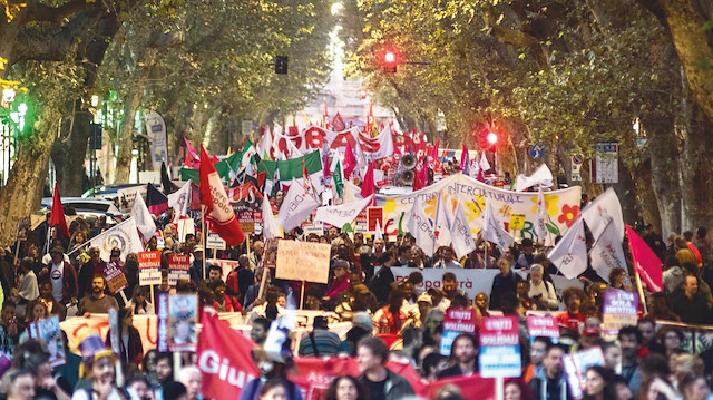 Aşırı sağcılar İtalyan hükümetini ve göçmen karşıtı politikaları protesto etmek için sokaklara döküldü