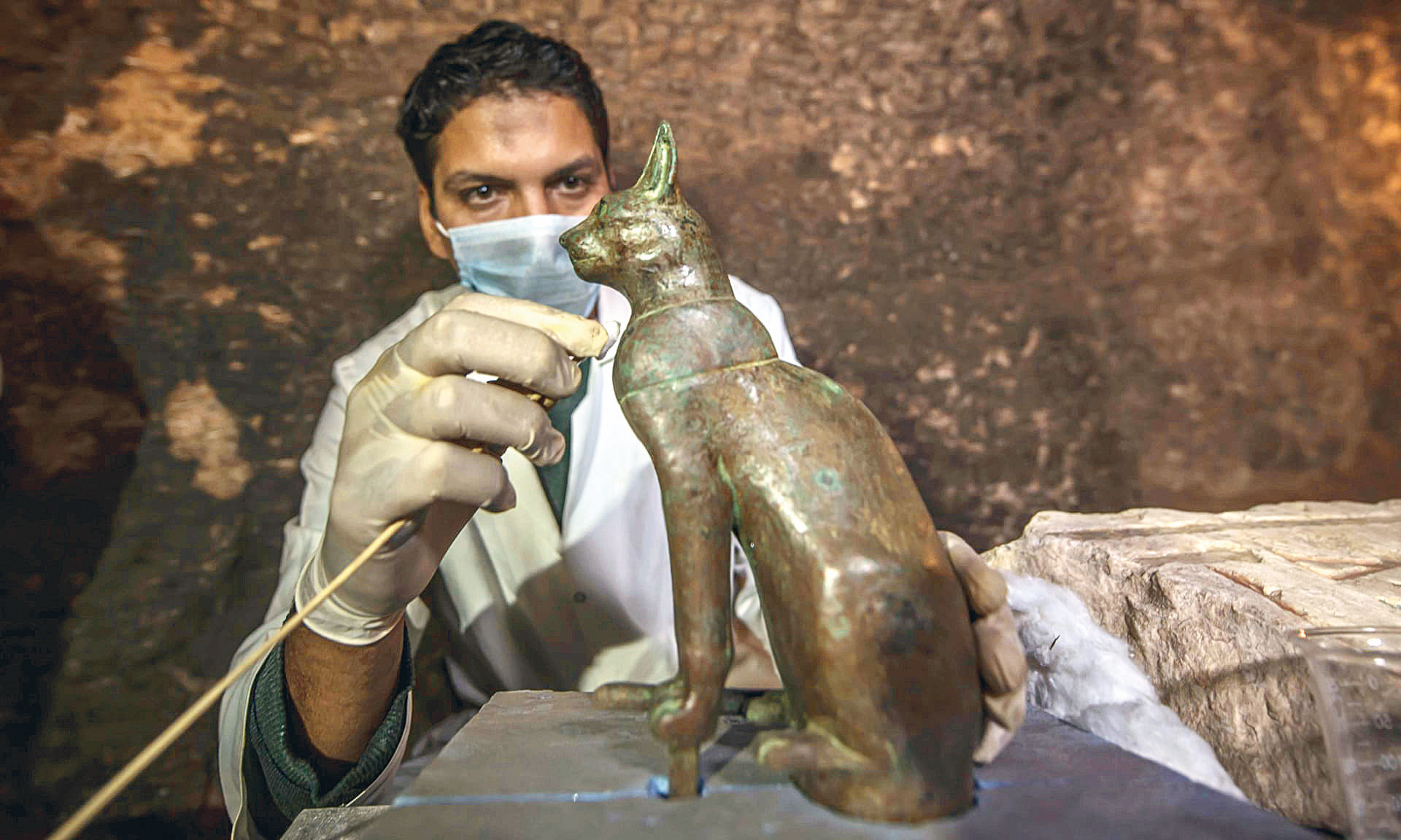 Yaralı bronz kedi heykeli