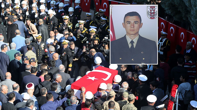 Şehit Ömer Doğan'ın naaşı binlerce kişinin katıldığı törenin ardından defnedilmesi için mahalle mezarlığına götürüldü.