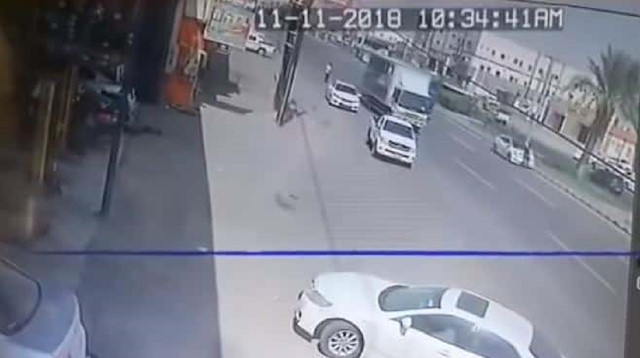 بالفيديو: شاب يتعرض لحادث دهس مروع أثناء عبوره طريق بالقنفذة
