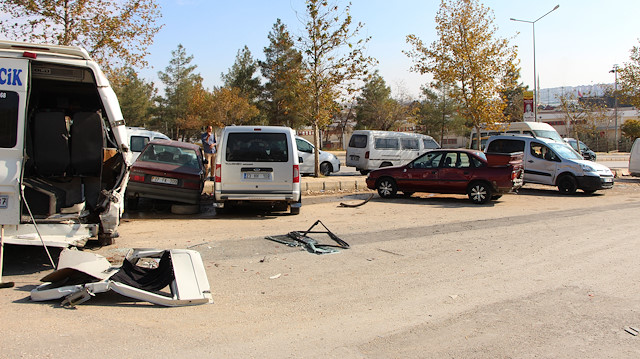 Freni boşalan vincin çarptığı araçlarda maddi hasar meydana geldi.