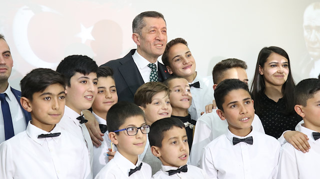 Milli Eğitim Bakanı Ziya Selçuk, Ağrı'da kendisini mektupla okullarına davet eden öğrencilerle bir araya geldi.