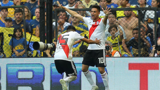 Yağmur nedeniyle bir gün gecikmeli oynanan maçta, River Plate'li futbolcu Martinez attığı golü kutluyor.
