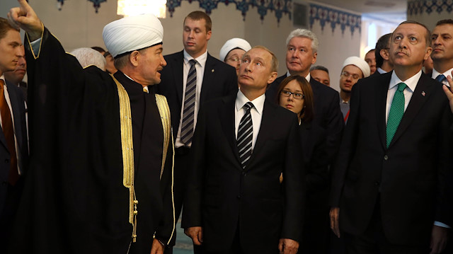 Moskova Merkez Camii açılışı...Rusya Müslümanları Merkezi Dini İdare Başkanı ve Rusya Müftüler Konseyi Başkanı Ravil Gaynuddin Vladimir Putin ve Recep Tayyip Erdoğan'a camiyle ilgili bilgi verirken. Yıl 2015
