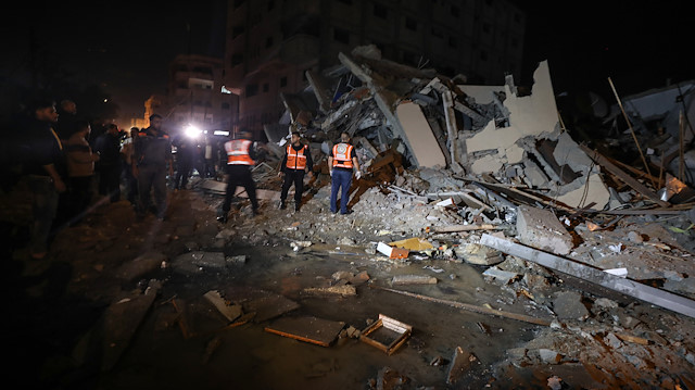 İsrail işgal güçleri, Hamas'a ait El Aksa televizyonunu bombaladı.