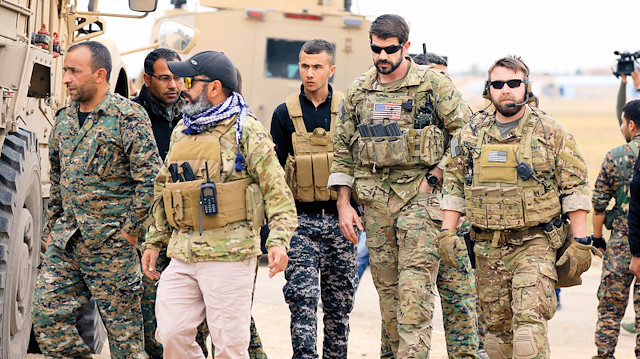 ABD'li askerlerle PKK/YPG'li teröristlerle kola kola devriye atıyor