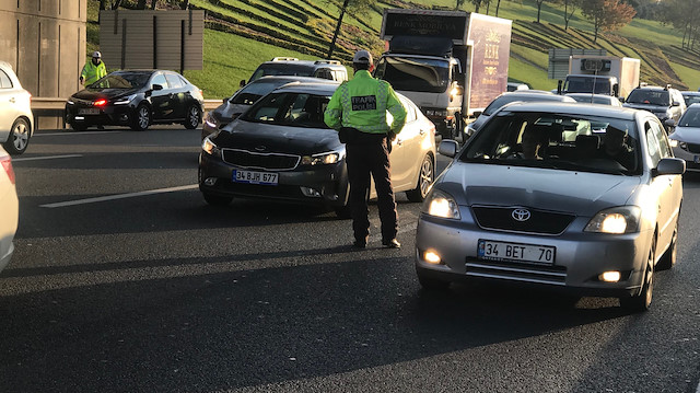 İstanbul'da polis ekipleri trafik denetlemesi yaptı. 