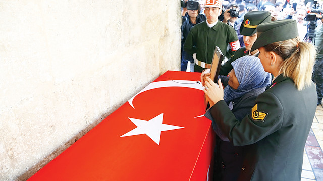 Şehit Mehmet Kaşık’ın acılı annesini, kadın askerler teselli etti.