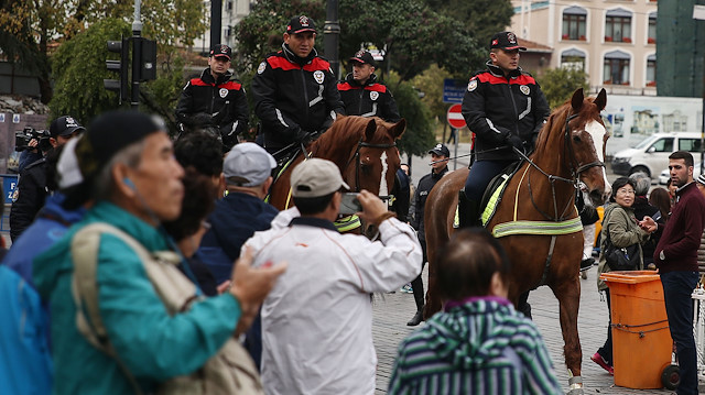 Vatandaşlar, atlı polislerle birlikte fotoğraf çektirdi.
