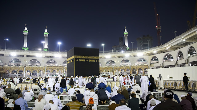 Muslims perform Umrah in Mecca

