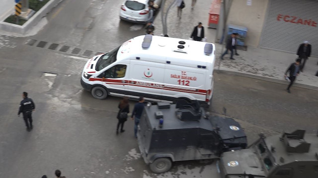 Yaralılar ambulanslarla hastaneye getirildi. 