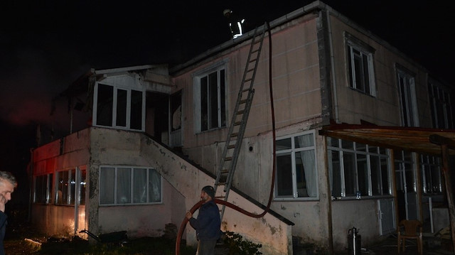 Çıkan yangına itfaiye ekipleri tarafından müdahale edilirken ev kullanılamaz hale geldi.