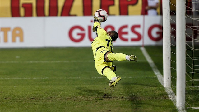 Göztepe kalecisi Beto, penaltı atışında gole izin vermiyor. 