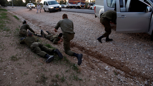 İsrail'de sirenler çaldı, askerler yerlere yattı. 