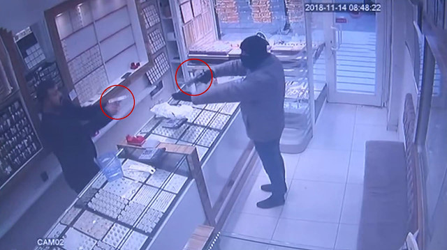 Kuyumcuyu soymaya gelen silahlı hırsıza dükkan sahibi kendi silahını çekerek karşı geldi.