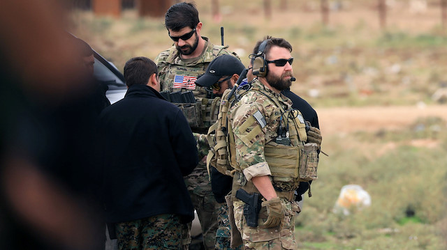 ABD komandoları, Haseke'de Suriye'deki terörist YPG'lilere eğitim veriyor. 
