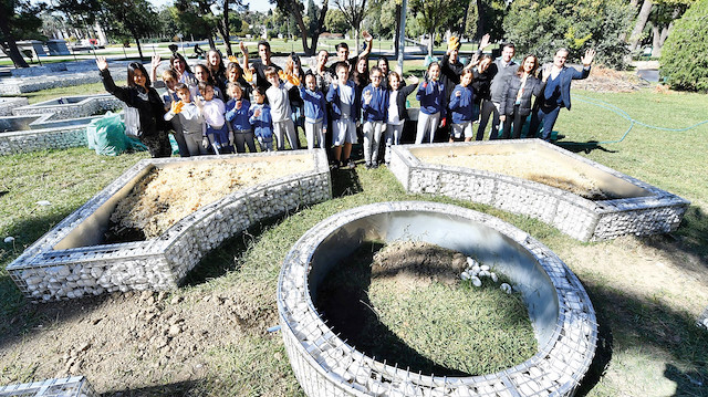 İzmir Büyükşehir Belediyesi, bu kez de çocukların toprakla iç içe büyüyebilmesi için Kültürpark’ta ‘Topluluk Bahçesi’ kurdu.