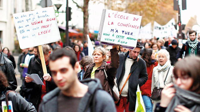 Paris’te toplanan binlerce eğitimci, sloganlar eşliğinde Eğitim Bakanlığına yürüdü. 