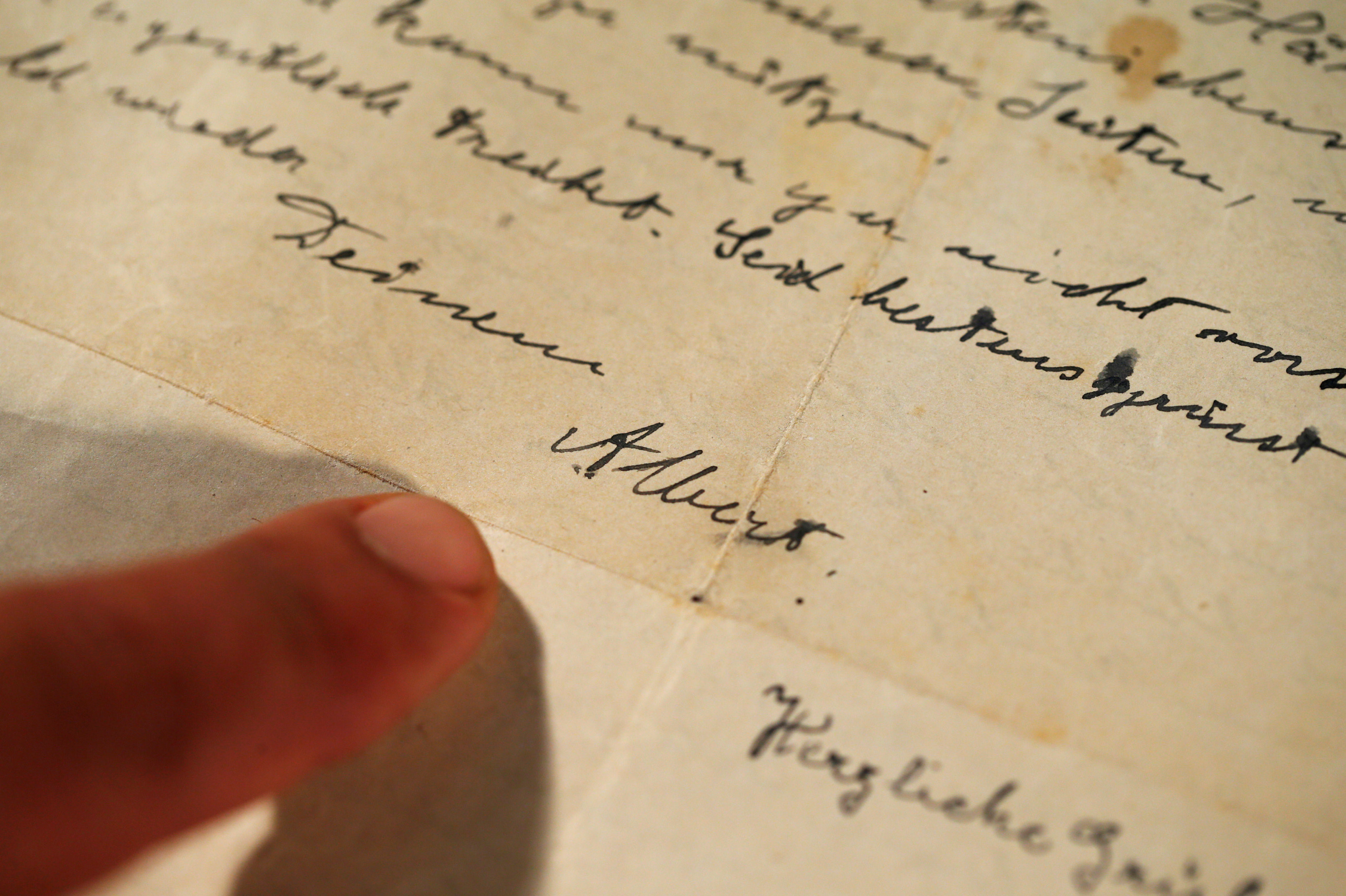 Einstein'in imzasının da yer aldığı mektup 1922 yılına ait.