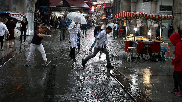 İstanbul'a yarın için sağanak yağış uyarısı yapıldı. 