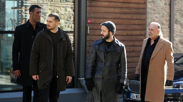 'İçerde' dizisinin başrollerinde Çağatay Ulusoy, Rıza Kocaoğlu ve Çetin Tekindor gibi ünlü isimler vardı.