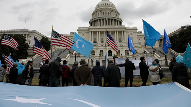 Yüzlerce Uygur Türkü ABD Kongre binası önünde Çin'i protesto etmek için toplandı.